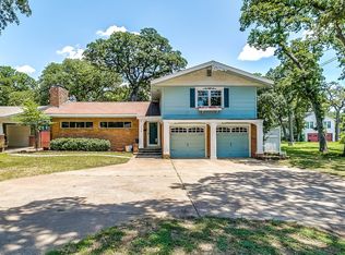 704 Roberts Cut Off Rd, River Oaks, TX 76114