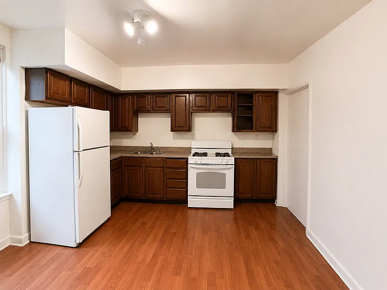 1723 Commercial St — Photo 5