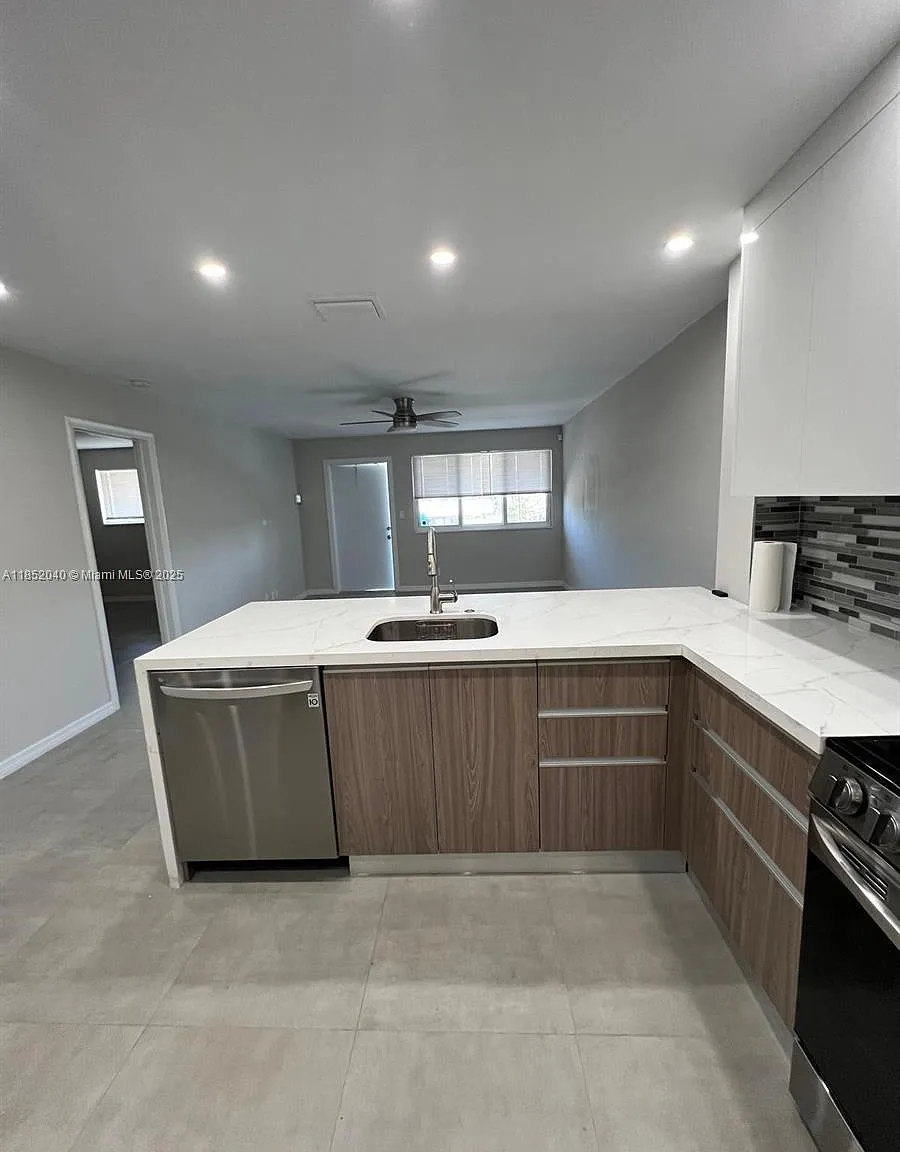 3 bed, 960 sqft, $2,700 — Photo 2