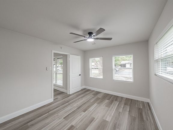 5th image of 404 Simmons Dr