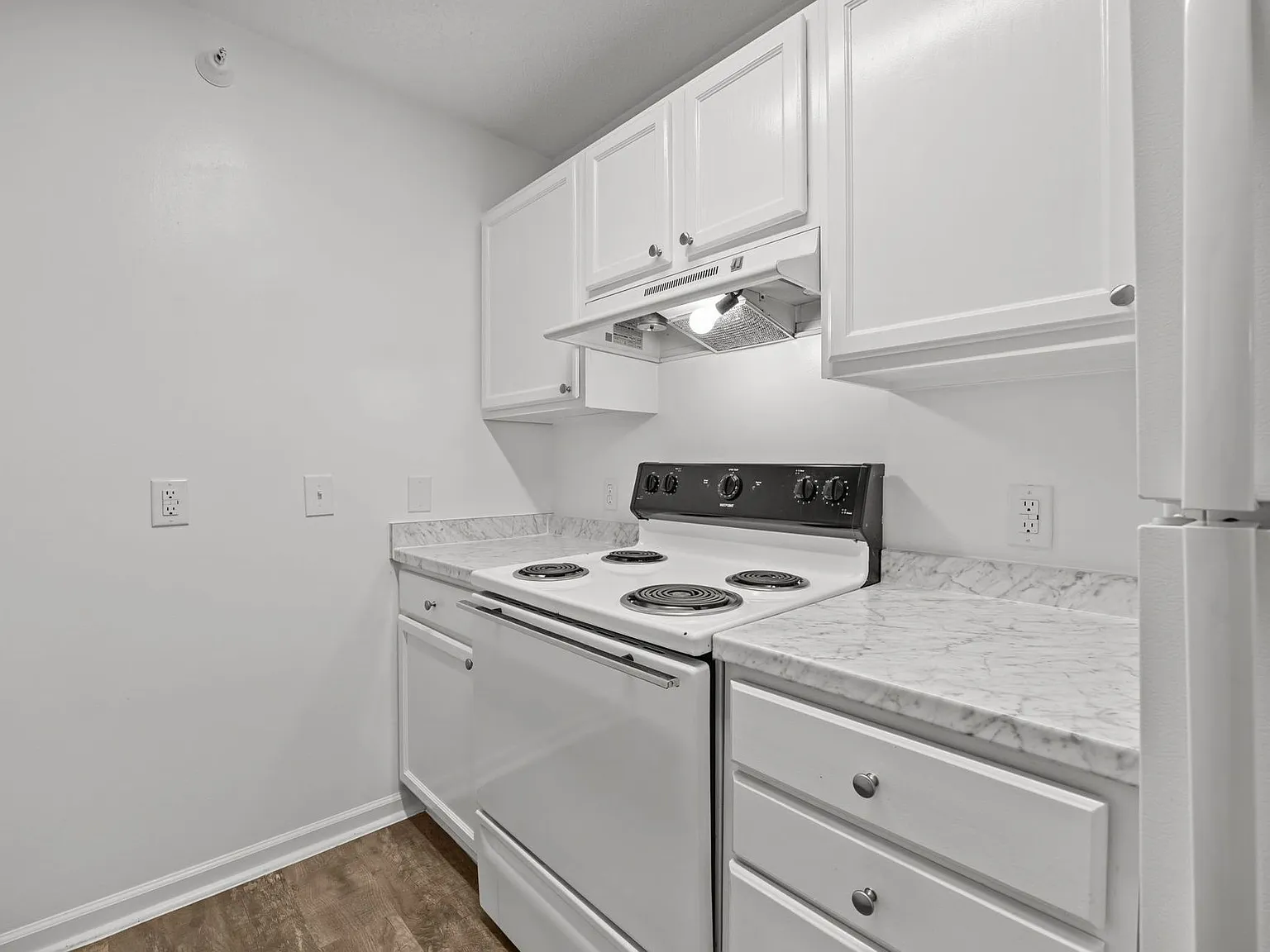 Spacious 2-Bedroom Apartment Water & Trash Included! — Photo 1