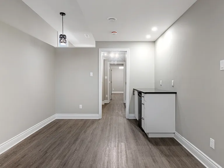 447 Green Ave — Photo 32