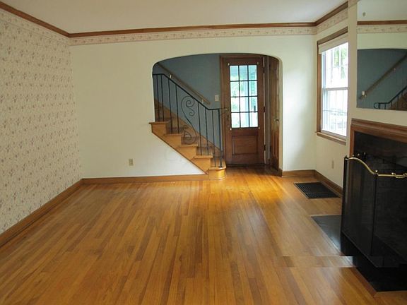 3rd image of 28 E Riverglen Dr