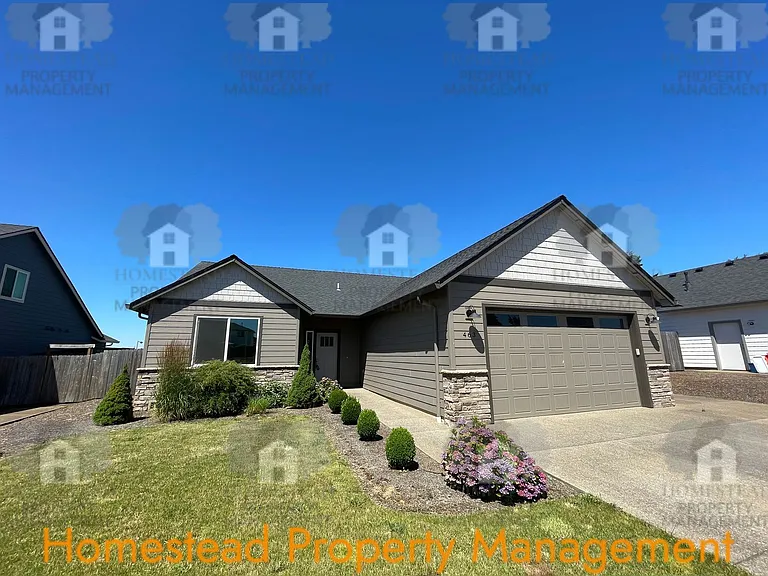 463 NE Cedar St — Photo 2