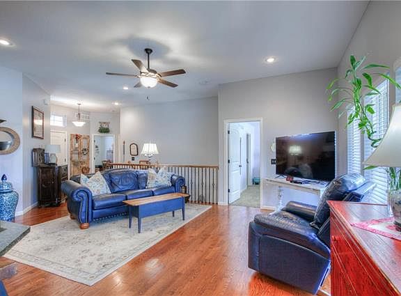 5th image of 172 Camelot Cir