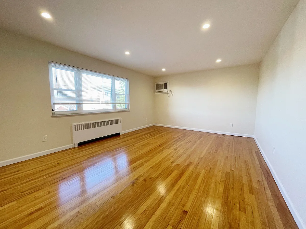 Building Photo - 452 7th St #1