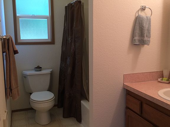 5th image of 121 E Oak St