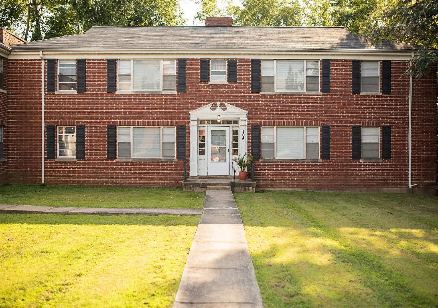 Hillcrest Apartments — Photo 2