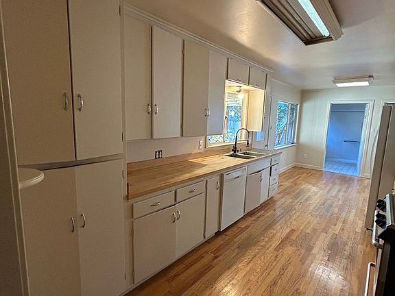 3rd image of 1015 Monterey St