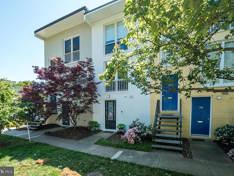 134 G St SW — Photo 2