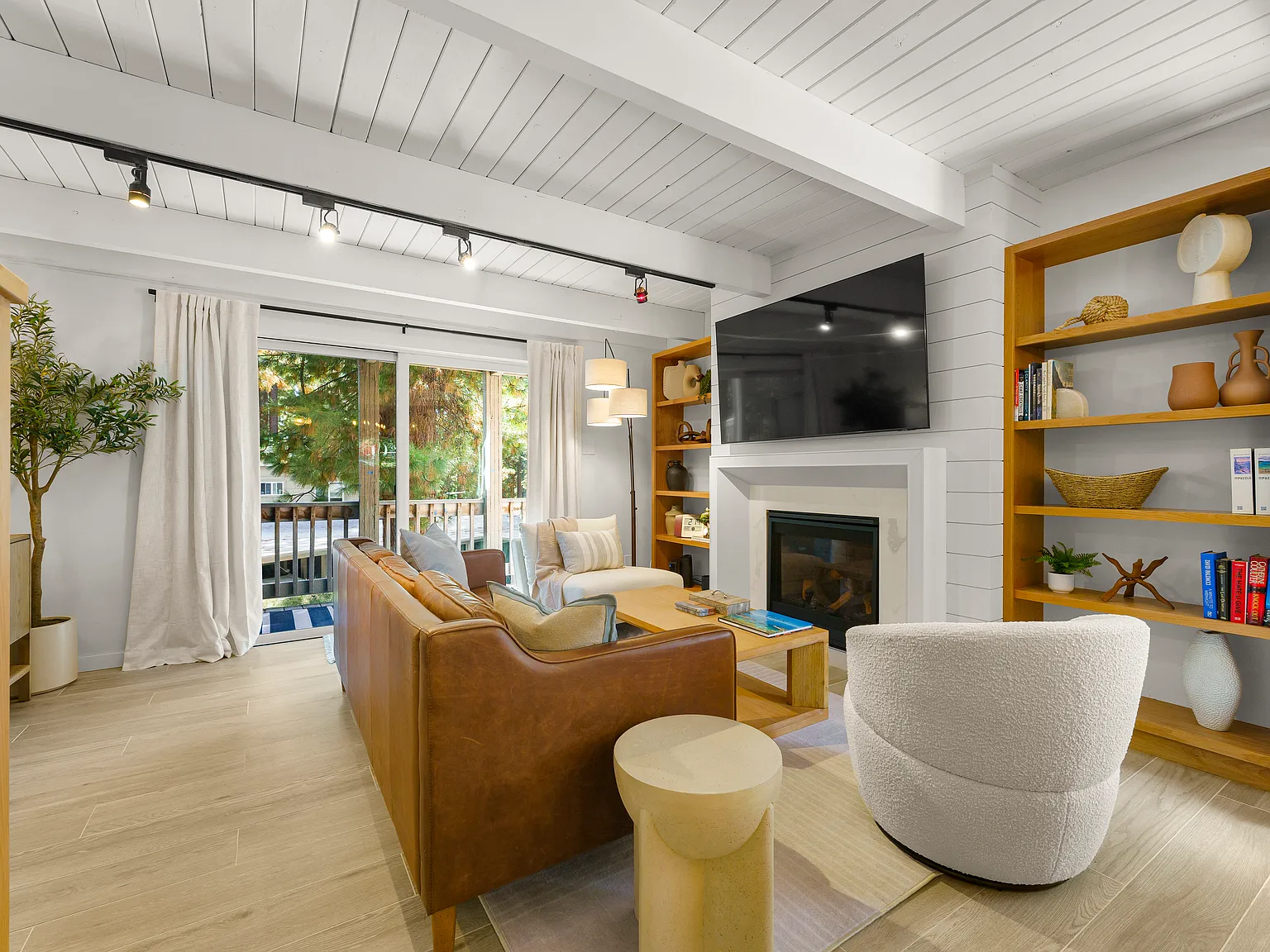 3 bed, 1100 sqft, $4,300 — Photo 3