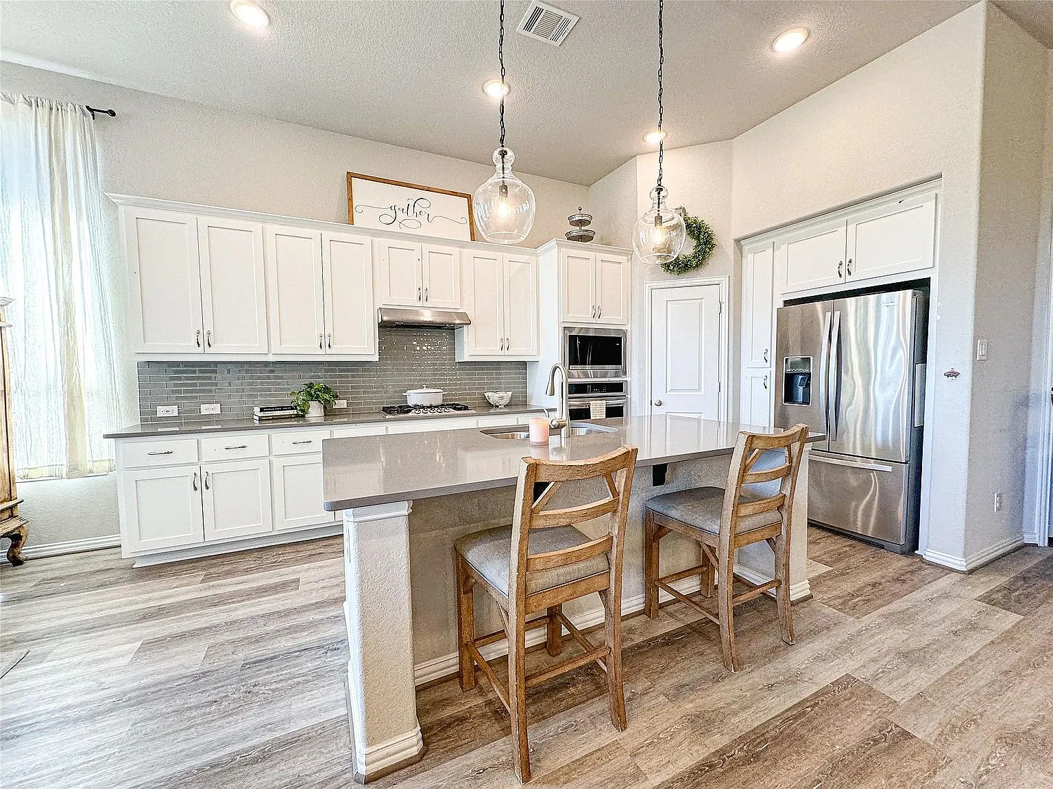 4 bed, 2443 sqft, $2,790 — Photo 2