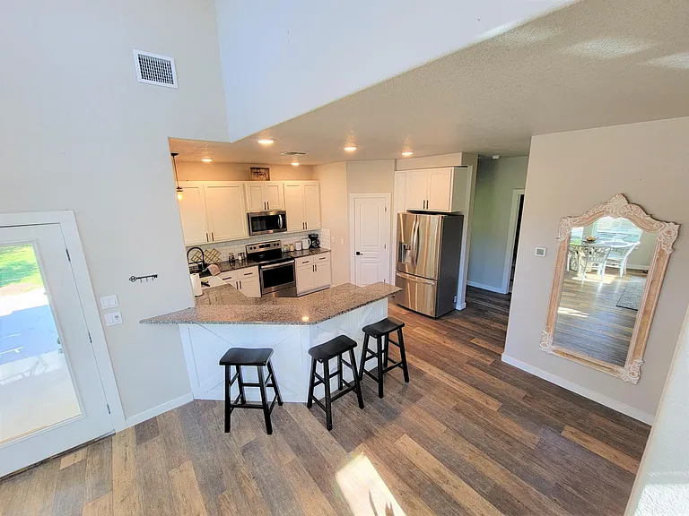 938 N Union Ave — Photo 8