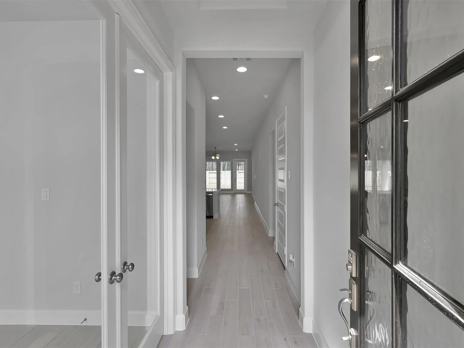 4 bed, 2.0 bath, 2105 sqft, $2,675 — Photo 3