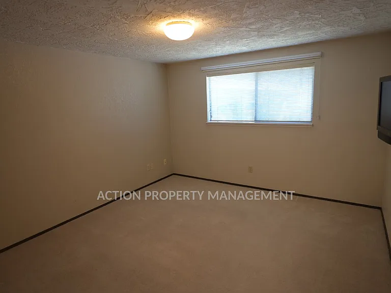 842 N Canterbury Ct — Photo 20