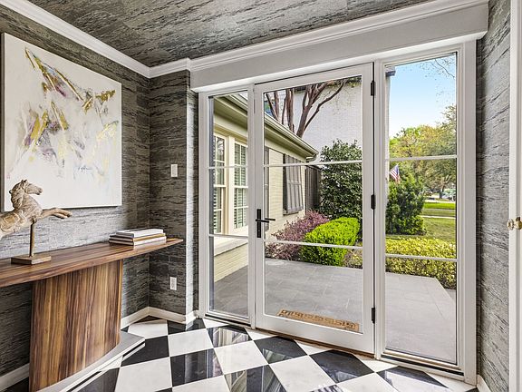 3rd image of 4684 S Versailles Ave