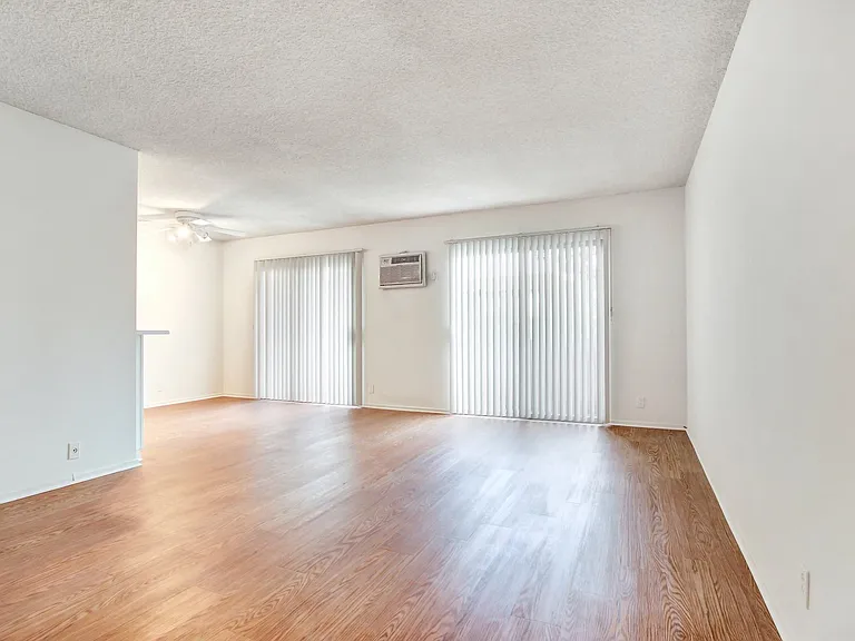 5292 Newcastle Ave — Photo 7