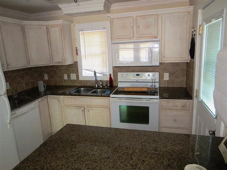 305 Summit St — Photo 6