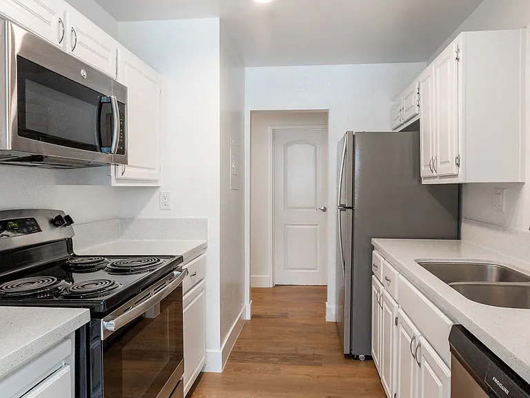 Cadena Apartments — Photo 6