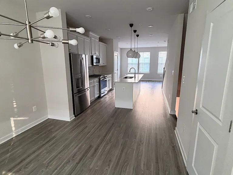 2560 Nicholson St — Photo 5