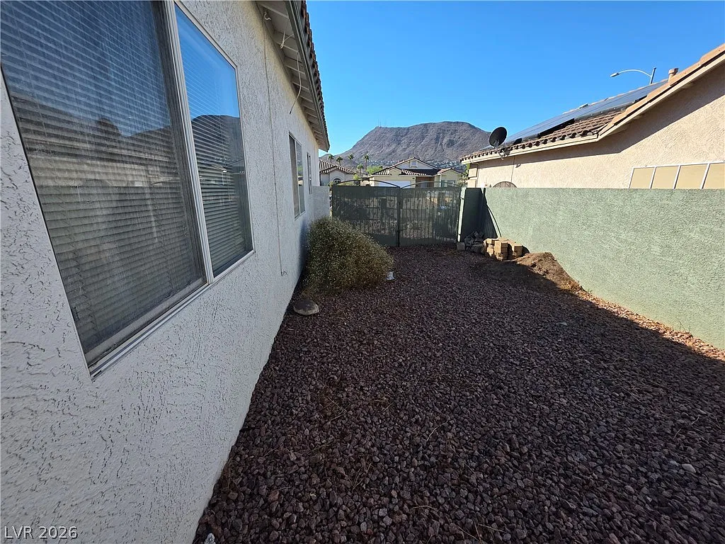 3 bed, 2.0 bath, 1411 sqft, $2,374 — Photo 3