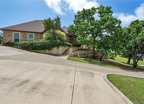 3rd image of 4021 Hilltop Dr