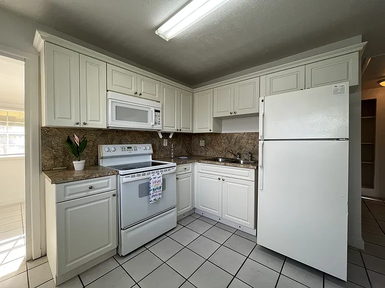 1354 SW 26th Ave — Photo 6