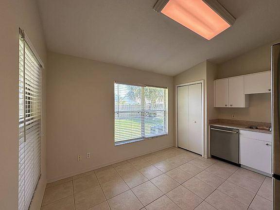 4th image of 2090 Foxwood Dr