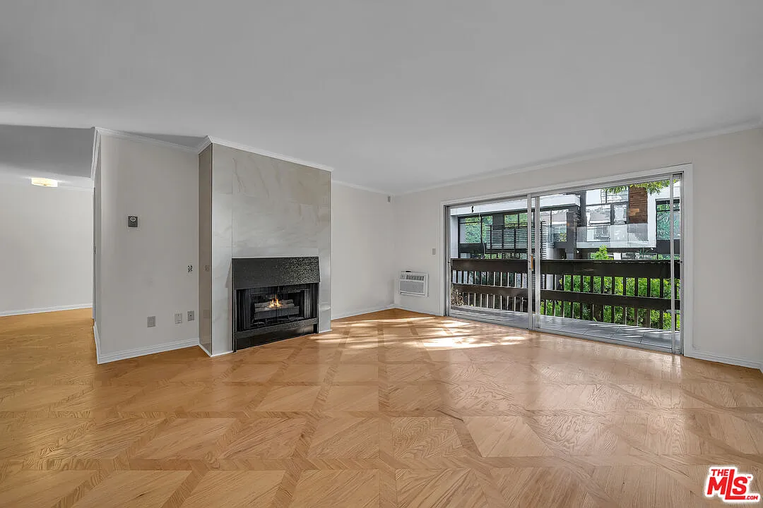 2 bed, 2.0 bath, 1159 sqft, $4,200 — Photo 2
