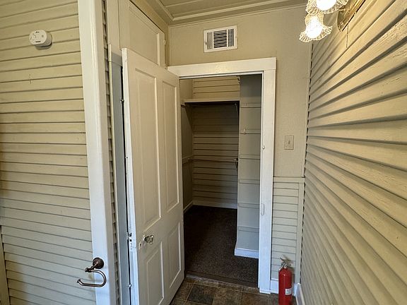4th image of 302 S Burleson St