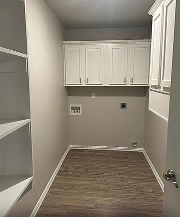 3rd image of 825 Elm St