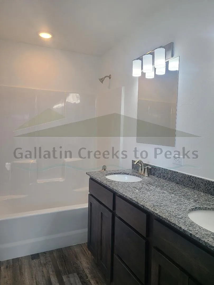 3 BR 2.5 BA Large 2 car garage — Photo 2