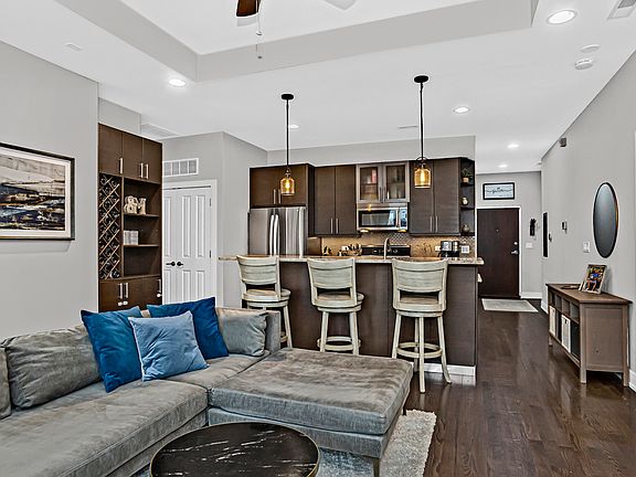 2nd image of 1937 W Diversey Pkwy #4F