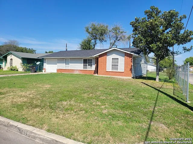 3 bed, 2.0 bath, 1117 sqft, $1,195 — Photo 2