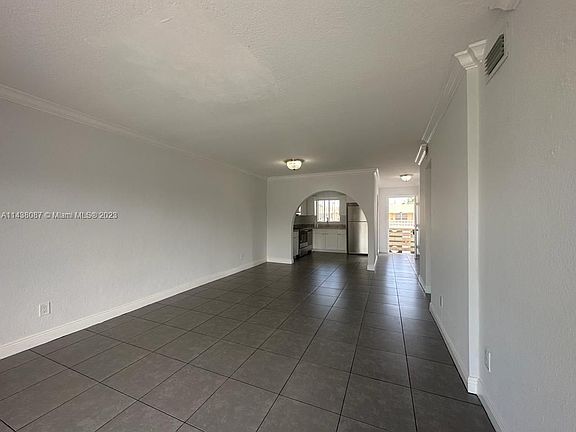 4th image of 980 NE 170th St APT 212
