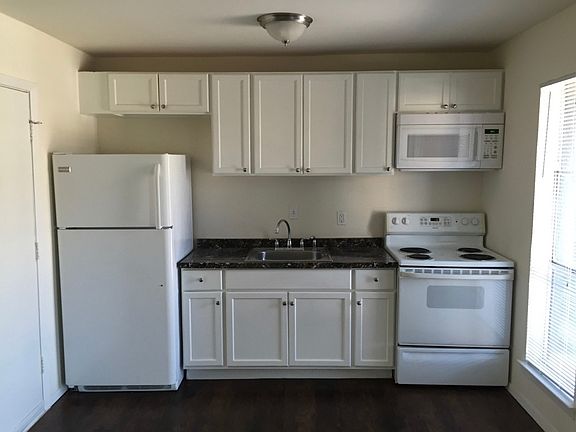 2nd image of 2722 Throckmorton St APT 207