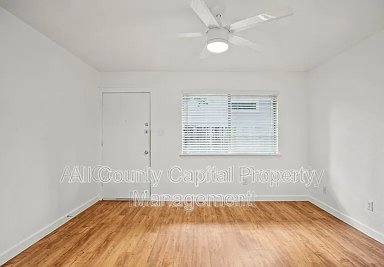 404 W 35th St #205 — Photo 2