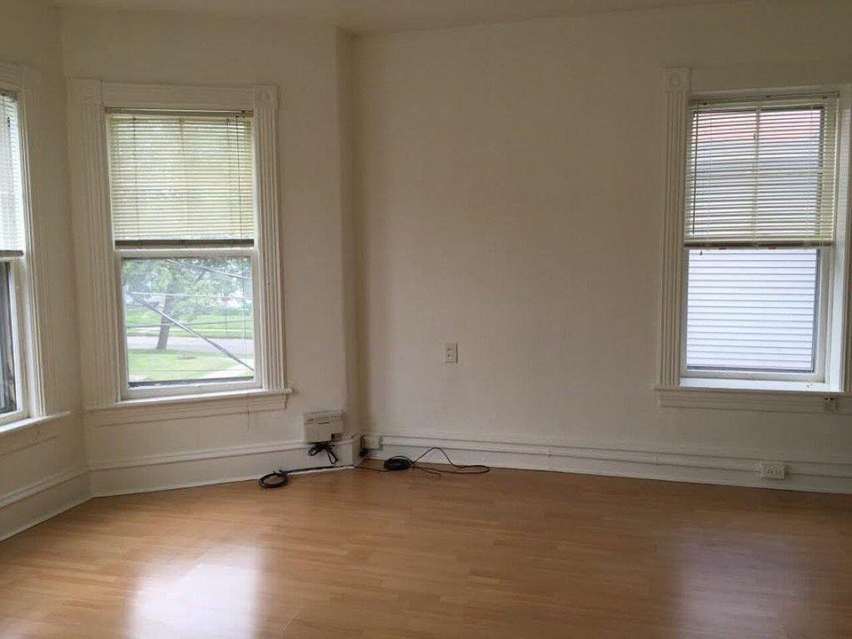 2nd image of 5 Hickok Pl #1