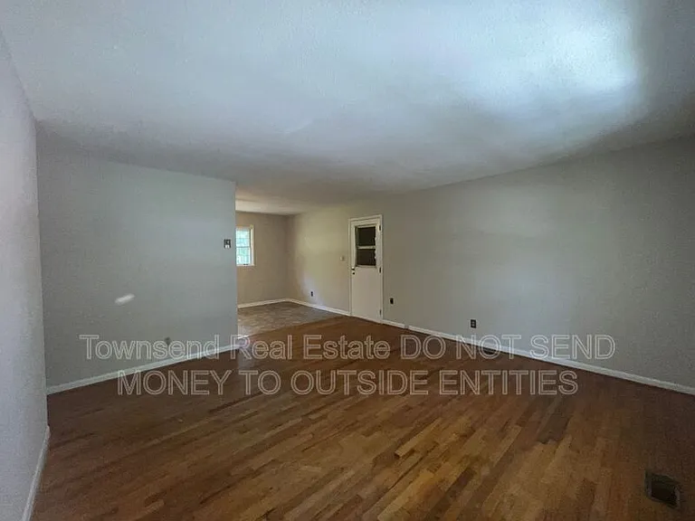 2904 Collingwood St — Photo 2