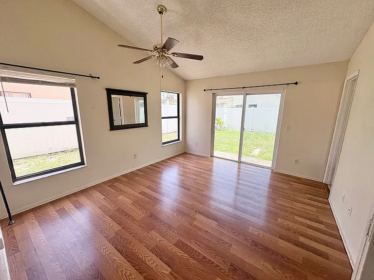 2224 Fairmont Cir — Photo 9
