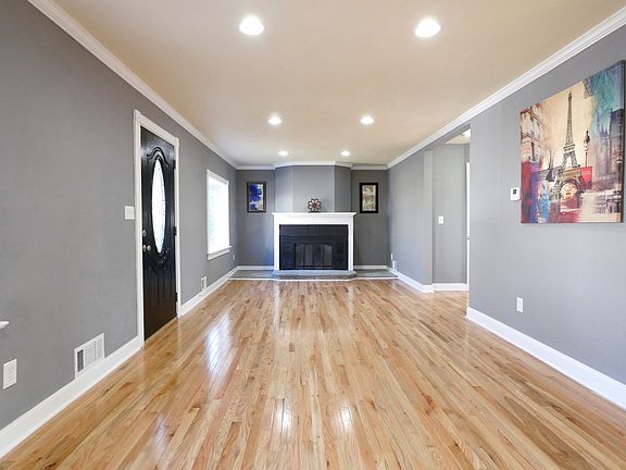 Living Room w/Recess Lights