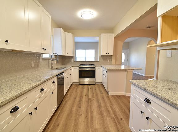 4th image of 200 E Dickson Ave