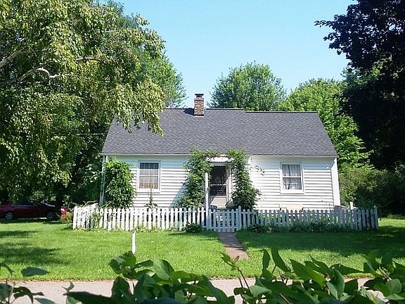 2nd image of 211 Park Pl