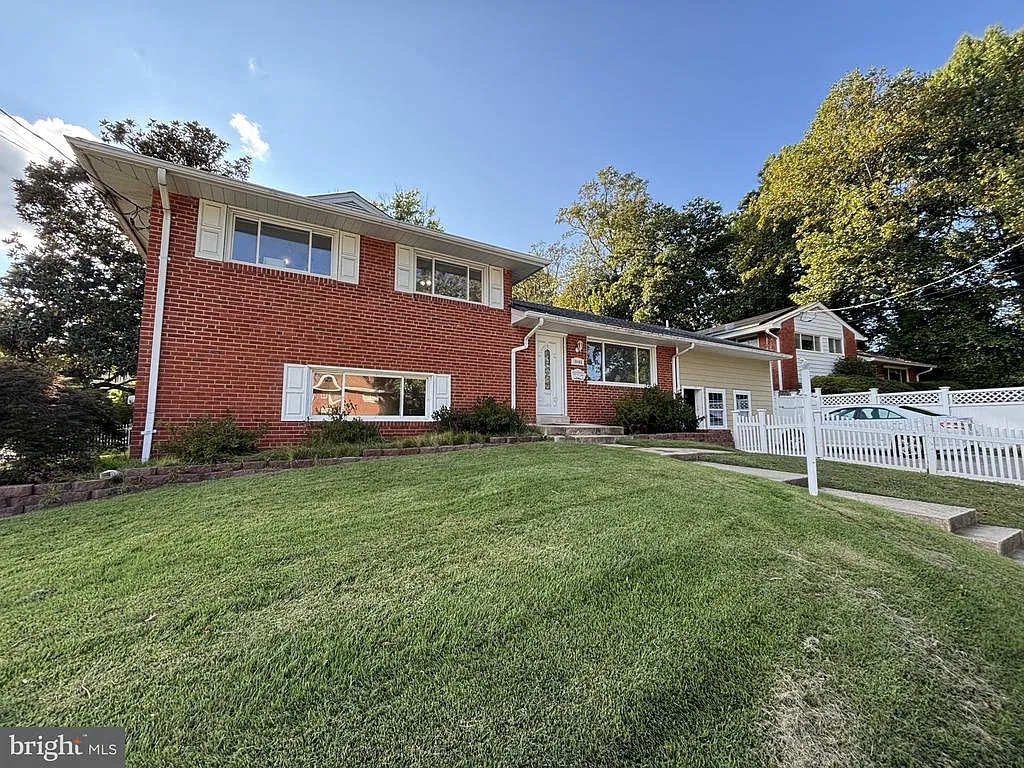 4 bed, 3.0 bath, 1822 sqft, $3,500 — Photo 2