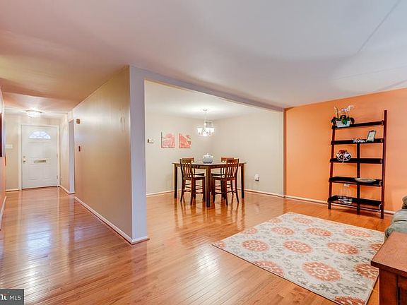 3rd image of 8043 Saint Annes Ct