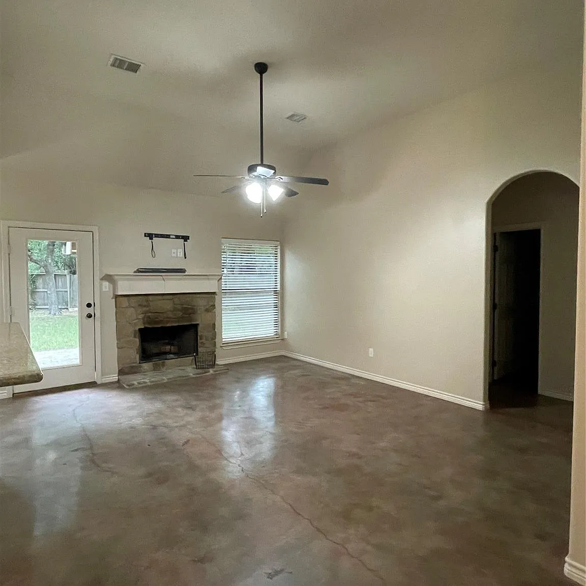 3 bed, 2.0 bath, 1316 sqft, $1,800 — Photo 2