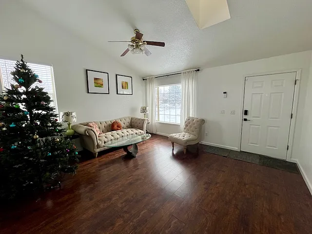 3 bed, 2165 sqft, $3,300 — Photo 4