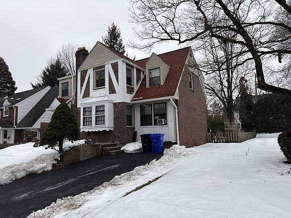 2nd image of 616 Croyden Rd