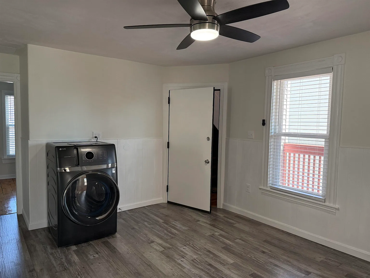 3 bed, 1.0 bath, 1300 sqft, $2,400 — Photo 2