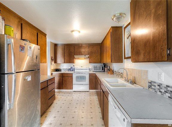 5th image of 530 Rosewood Ct S